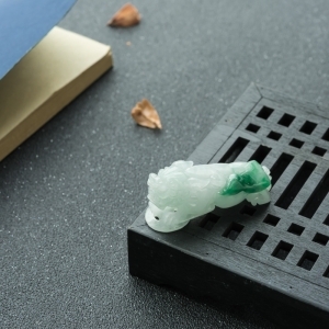 糯冰种飘翠翡翠貔貅吊坠