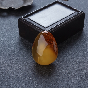 带皮金绞蜜随形吊坠