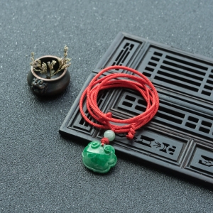 糯种深绿翡翠如意吊坠