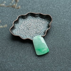 糯冰种飘翠翡翠无事牌吊坠