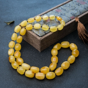 鸡油黄蜜蜡随形塔链