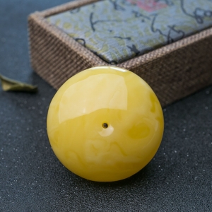 鸡油黄蜜蜡平安扣吊坠