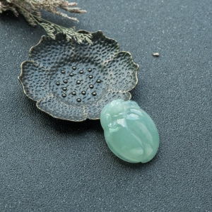 糯冰种晴水翡翠灵猴献寿吊坠