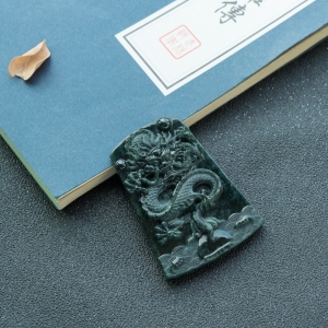 糯冰种墨翠飞龙在天吊坠