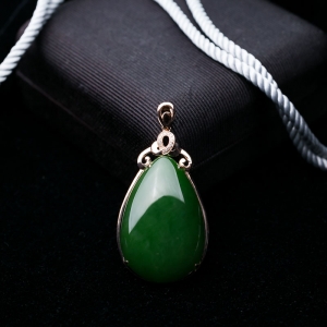 18K山料和田碧玉水滴吊坠