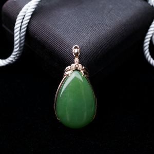 18K山料和田碧玉水滴吊坠