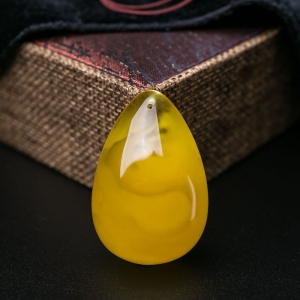 鸡油黄金绞蜜水滴吊坠