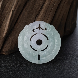 糯种浅绿翡翠仿古纹吊坠