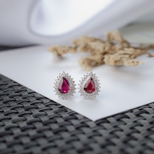 18K鸽血红红宝石耳钉