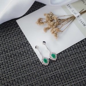 18K鲜绿祖母绿耳坠
