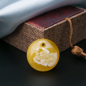 鸡油黄蜜蜡鱼眼扣吊坠