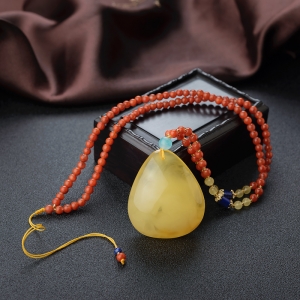 鸡油黄金绞蜜水滴吊坠