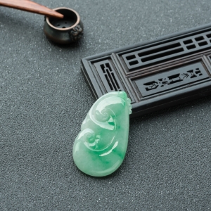 糯冰种飘翠翡翠如意吊坠