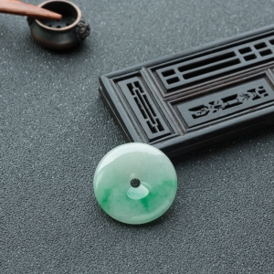 糯冰种飘翠翡翠平安扣吊坠