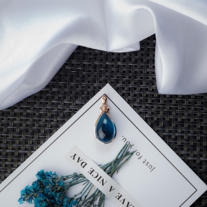 18K伦敦蓝托帕石水滴吊坠