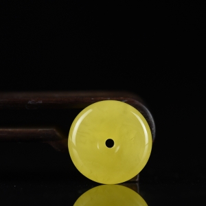 鸡油黄蜜蜡平安扣吊坠