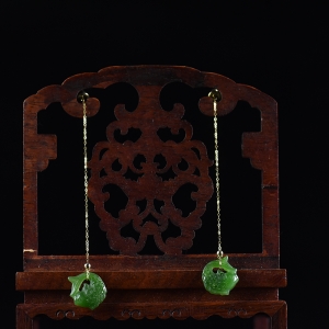 18k金镶山料和田碧玉年年有余耳坠