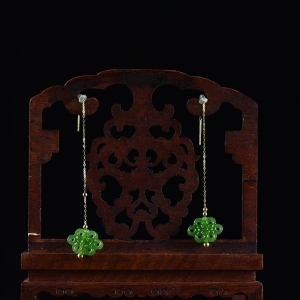 18k金镶山料和田碧玉中国结耳坠