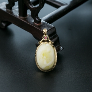 18K白花蜜蜡吊坠