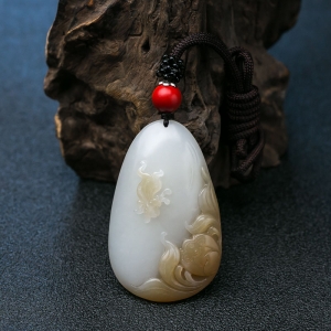 山料俏色和田玉蝶恋花吊坠