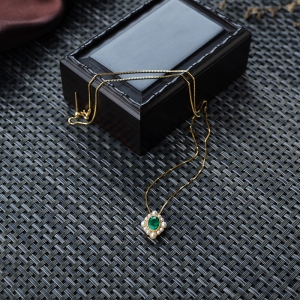 18K鲜绿祖母绿项链