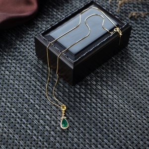 18K鲜绿祖母绿项链