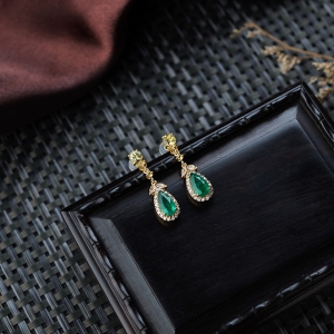 18K鲜绿祖母绿耳坠