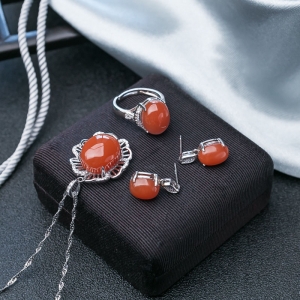 银镶樱桃红南红套装