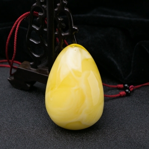 鸡油黄蜜蜡水滴吊坠