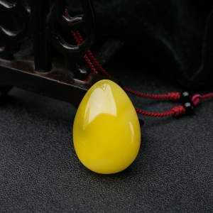 鸡油黄蜜蜡水滴吊坠