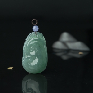 糯冰种浅绿翡翠如意吊坠