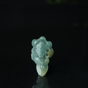 糯冰种俏色翡翠一品清莲吊坠