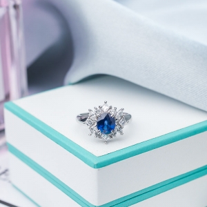 18K蓝色蓝宝石戒指