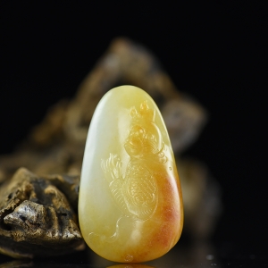 籽料和田白玉大圣归来吊坠