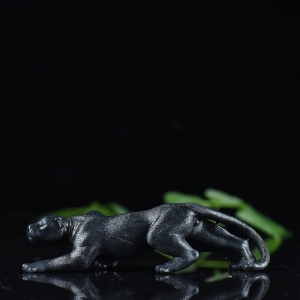 籽料和田青花黑豹摆件