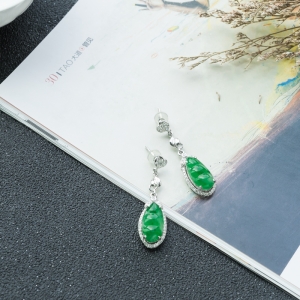 18K糯冰种翠绿翡翠福豆耳坠