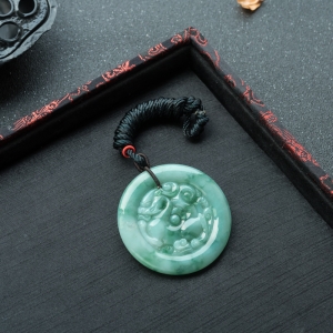 糯种飘花翡翠麒麟吊坠