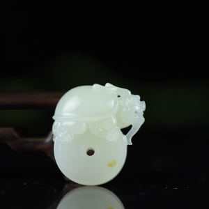 籽料和田白玉荣华富贵吊坠