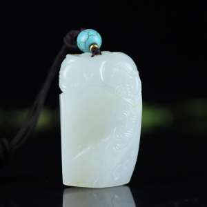 籽料和田白玉府上有龙吊坠