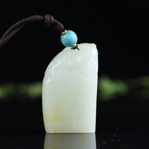 籽料和田白玉府上有龙吊坠