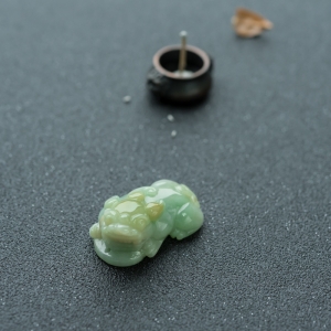 糯种黄加绿翡翠貔貅吊坠