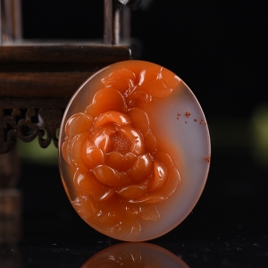 俏色南红花开富贵吊坠