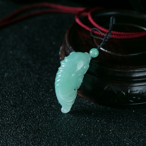 糯种浅绿翡翠如鱼得水吊坠