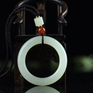 山料和田白玉平安环吊坠