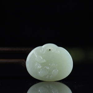 籽料和田白玉荷韵吊坠