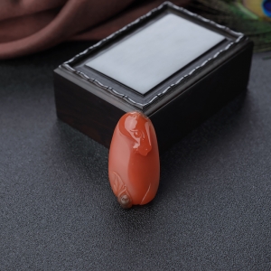 樱桃红南红马上封侯吊坠