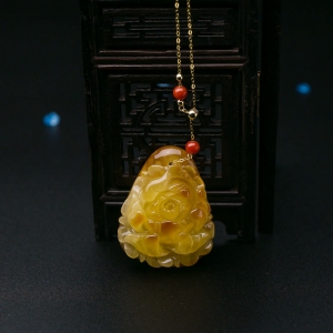 18K鸡油黄蜜蜡牡丹吊坠