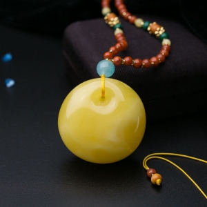 鸡油黄蜜蜡鱼眼扣吊坠