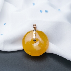 18K鸡油黄蜜蜡平安扣吊坠