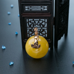 18K鸡油黄蜜蜡平安扣吊坠